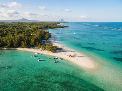 Vue a&eacute;rienne de l&rsquo;&Icirc;le aux Cerfs et de son lagon turquoise