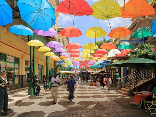 Rue anim&eacute;e de Port-Louis sous les ombrelles color&eacute;es