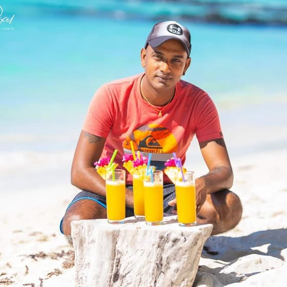Suraj, guide Paradisio, sur la plage avec des jus frais